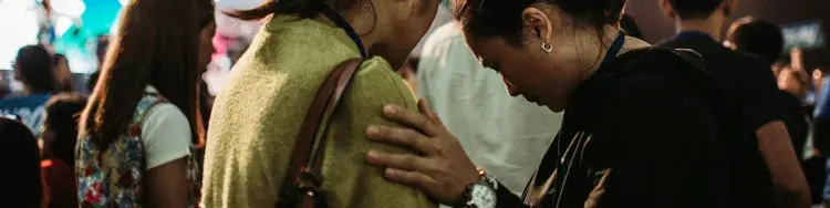 mujeres orando juntas