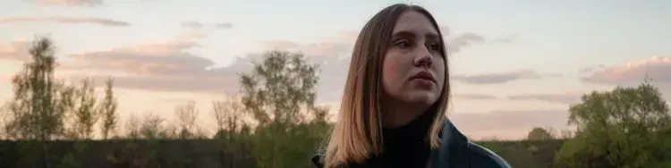 una mujer en la naturaleza