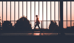 alguien caminando hacia delante