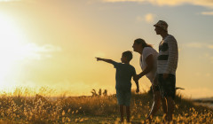 una familia junta en un valle