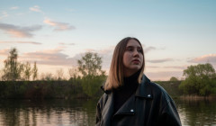 una mujer en la naturaleza